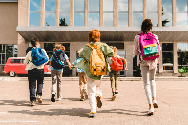 Foto di studenti che entrano a scuola